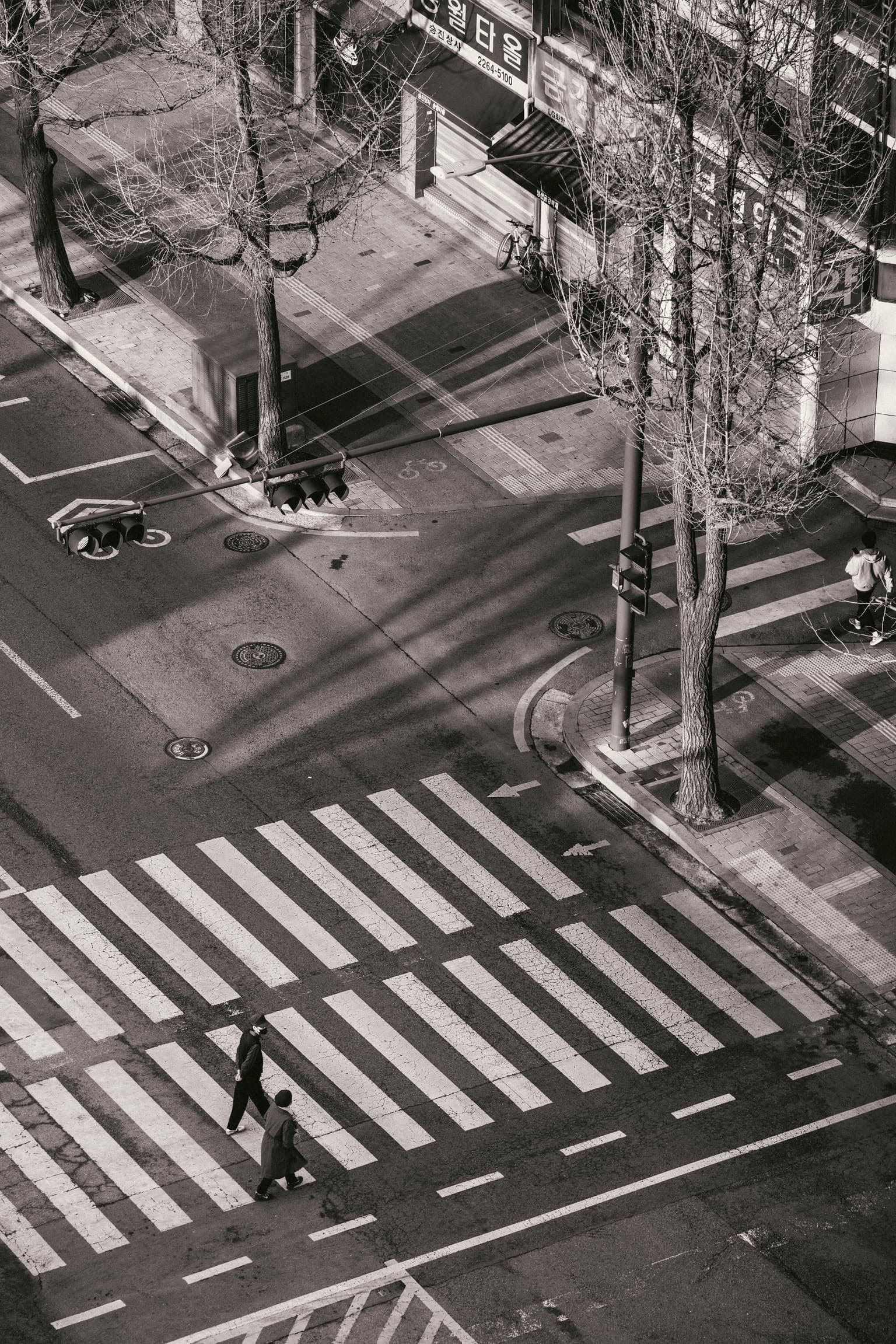 A city crossing seen from above in black and white
